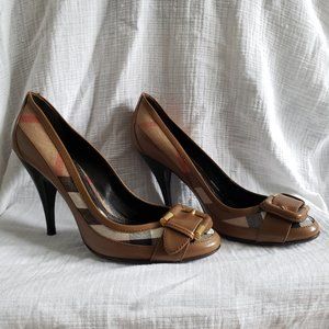 Burberry Nova Check buckle toe pumps 40.5